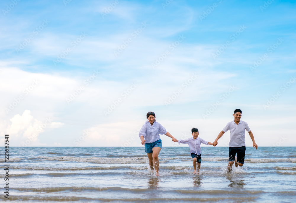 肖像快乐的家庭妈妈爸爸和儿子一起在海边玩耍