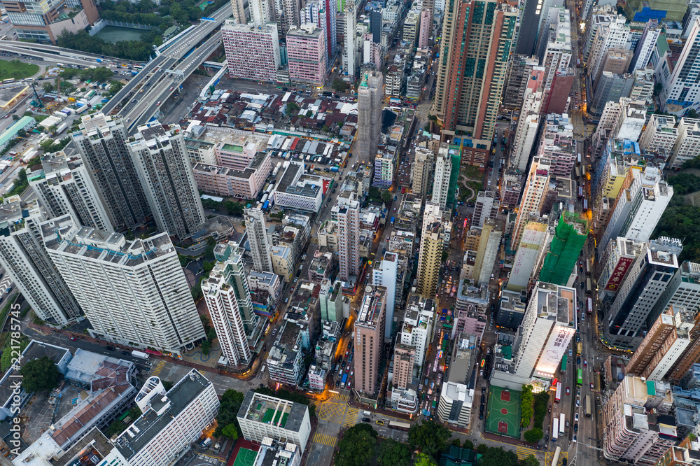 无人机飞越香港市中心