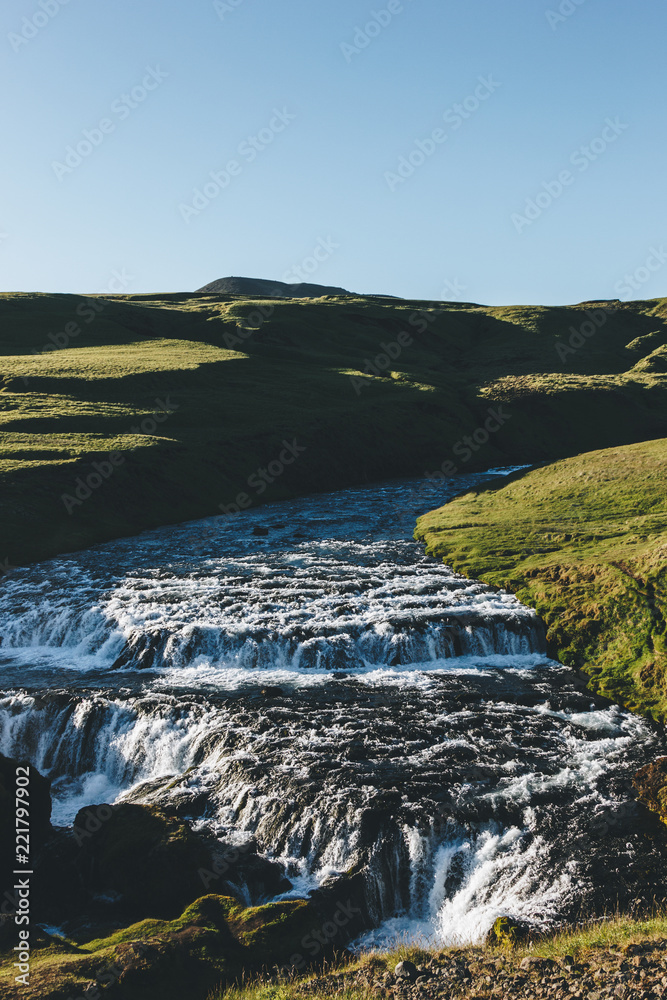 美丽的高山斯科加河流经冰岛高地的风景