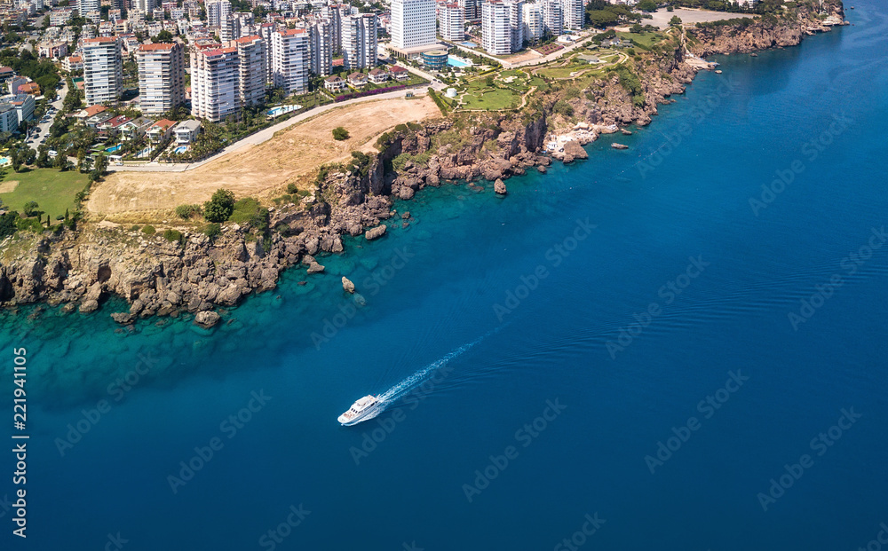 土耳其安塔利亚的鸟瞰图。空中的蓝色大海为背景。相扑的自然海景