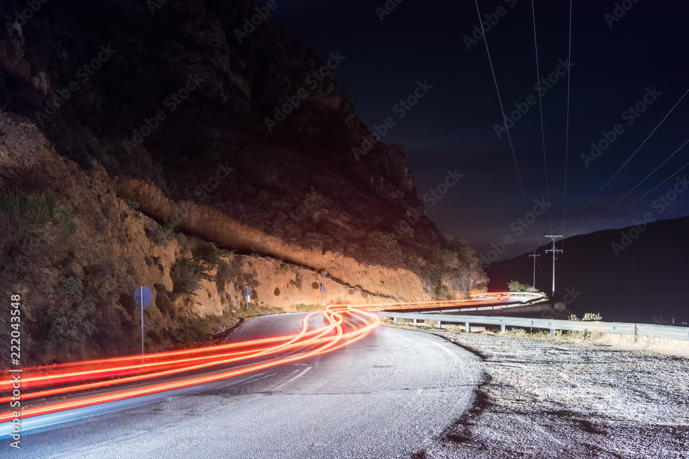 蜿蜒道路上的汽车灯道