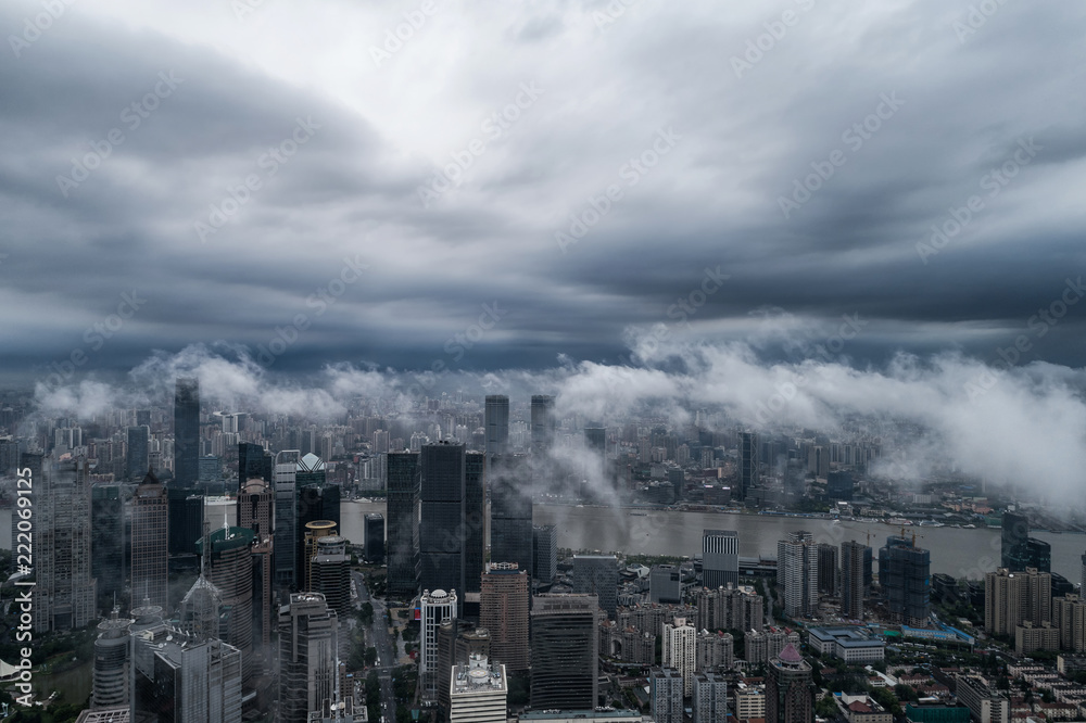 狂风暴雨天上海城市建筑鸟瞰图