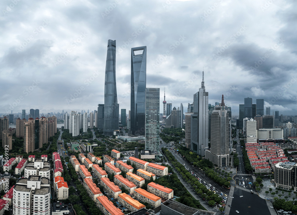 狂风暴雨天上海城市建筑鸟瞰图