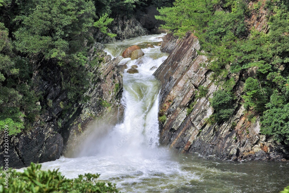 海に直接落ちる珍しい滝「トローキの滝」