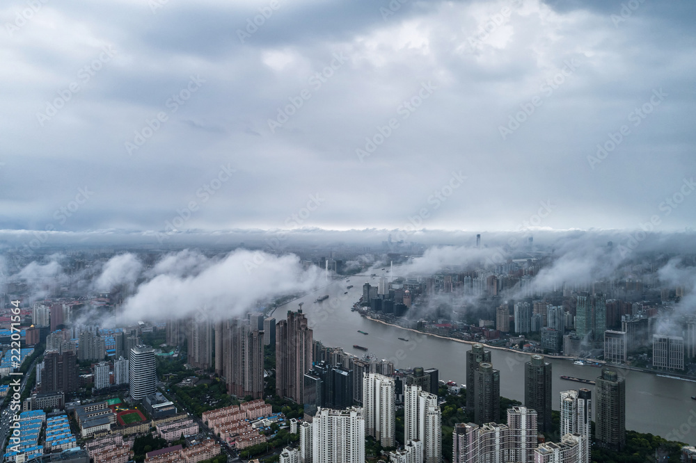 狂风暴雨天上海城市建筑鸟瞰图