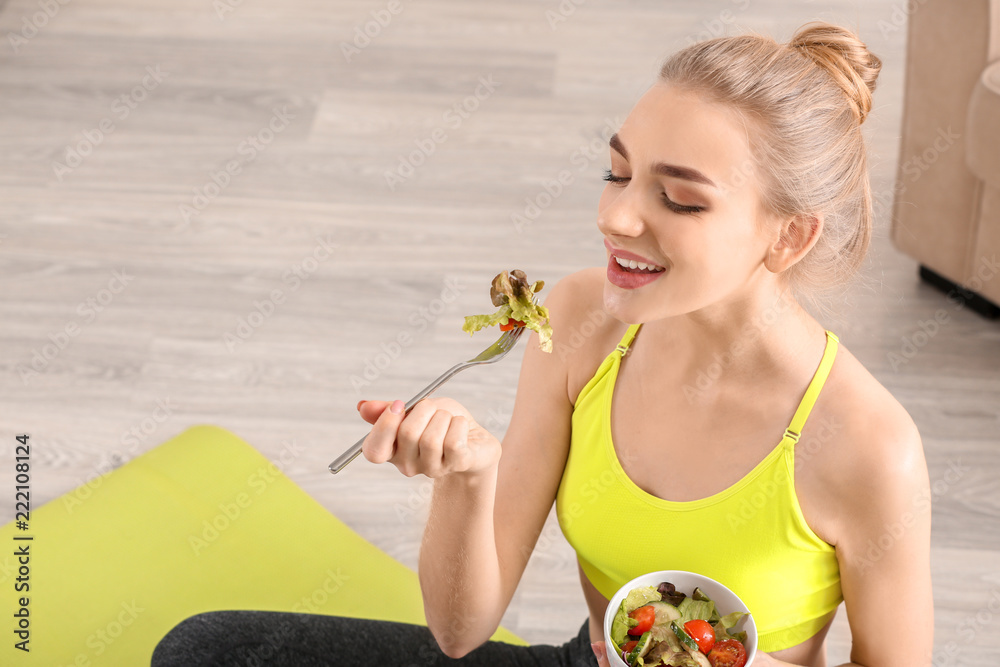 年轻女性在家吃沙拉。减肥食品概念