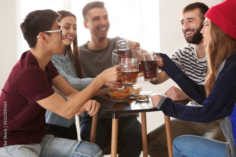 一群朋友在酒吧里用啤酒碰杯