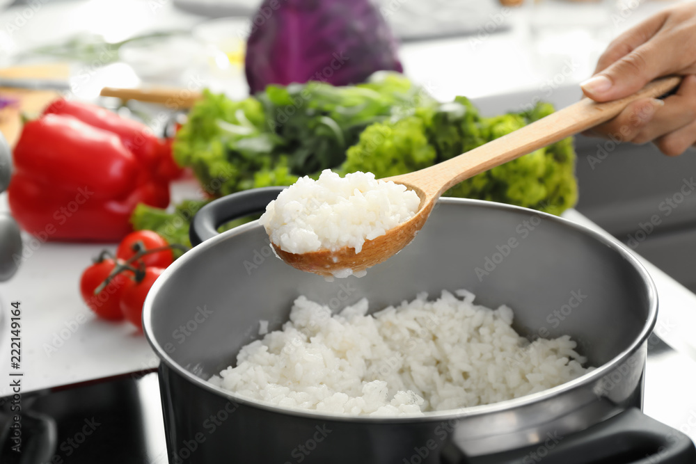 女人在厨房做饭，特写镜头