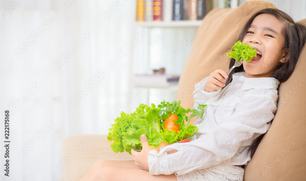 亚洲可爱女孩吃新鲜沙拉，健康饮食理念