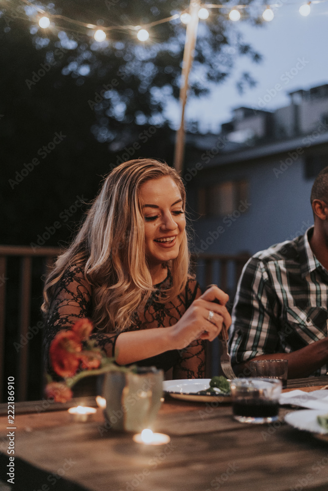 金发女人在bbq派对上