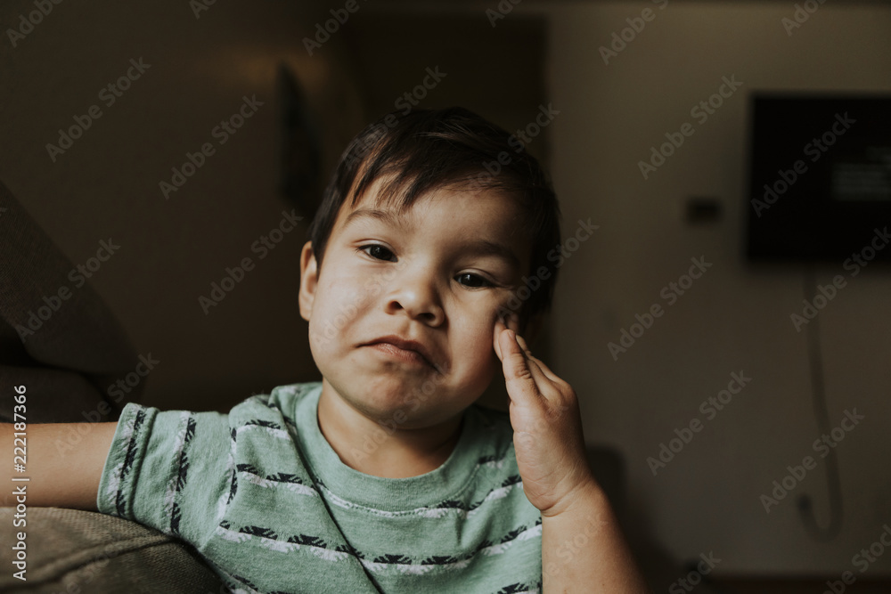 顽皮男孩扮鬼脸