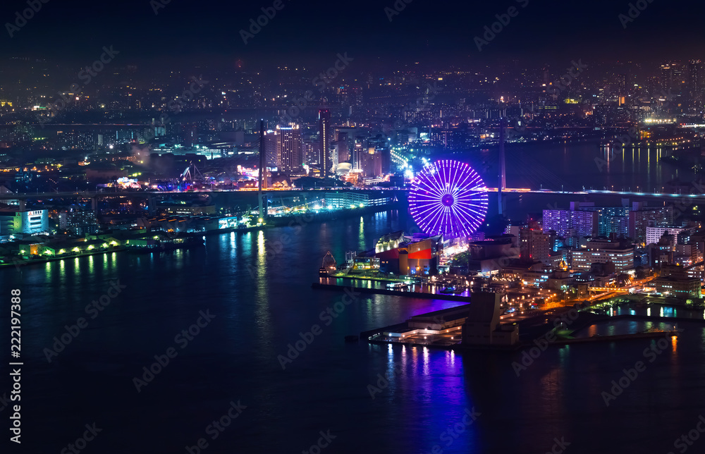 夜晚摩天轮俯瞰大阪湾港区