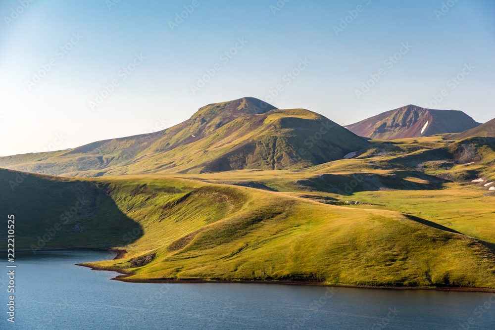 亚美尼亚盖格马山脉背景为阿兹达哈克火山的阿克纳湖