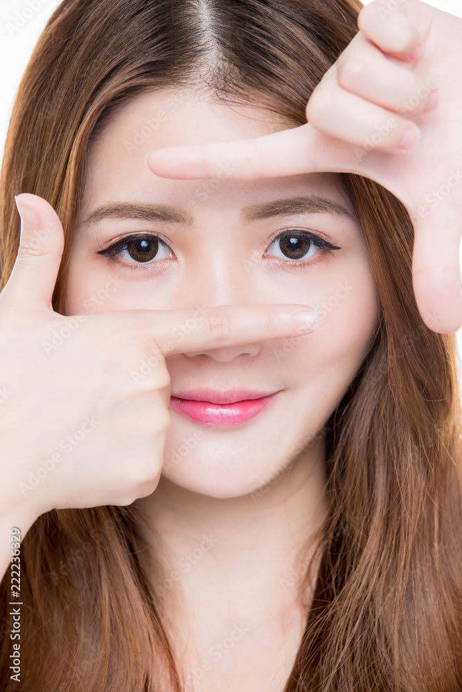 woman making frame gesture