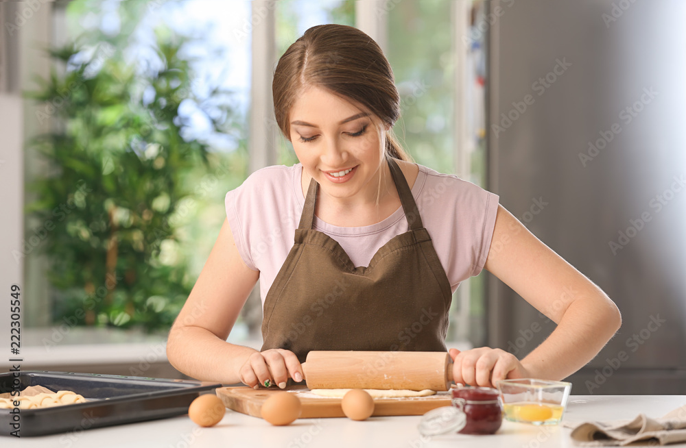 女人在厨房准备美味的羊角面包