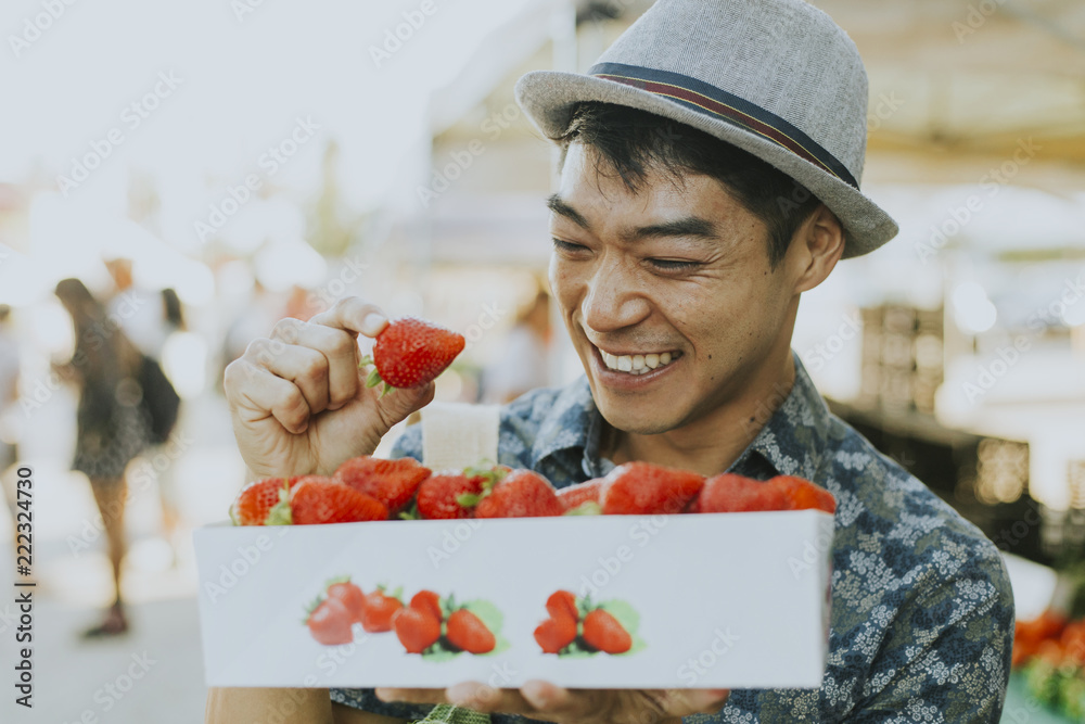 男子在农贸市场买草莓