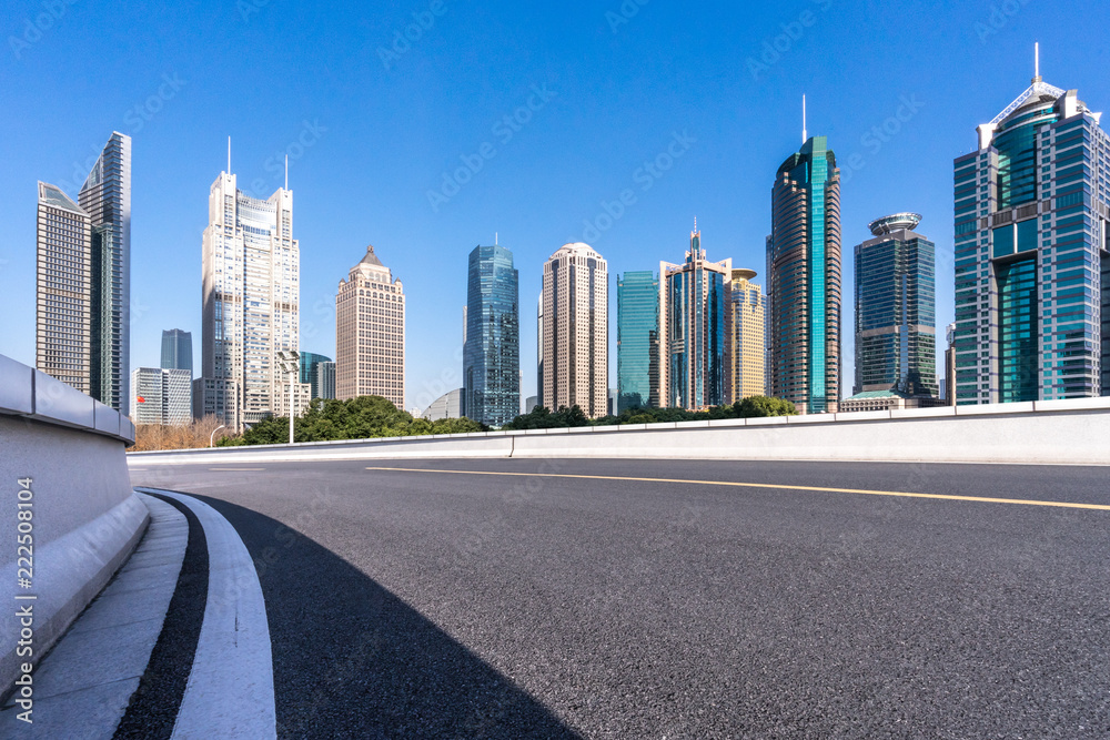 城市天际线的空柏油路