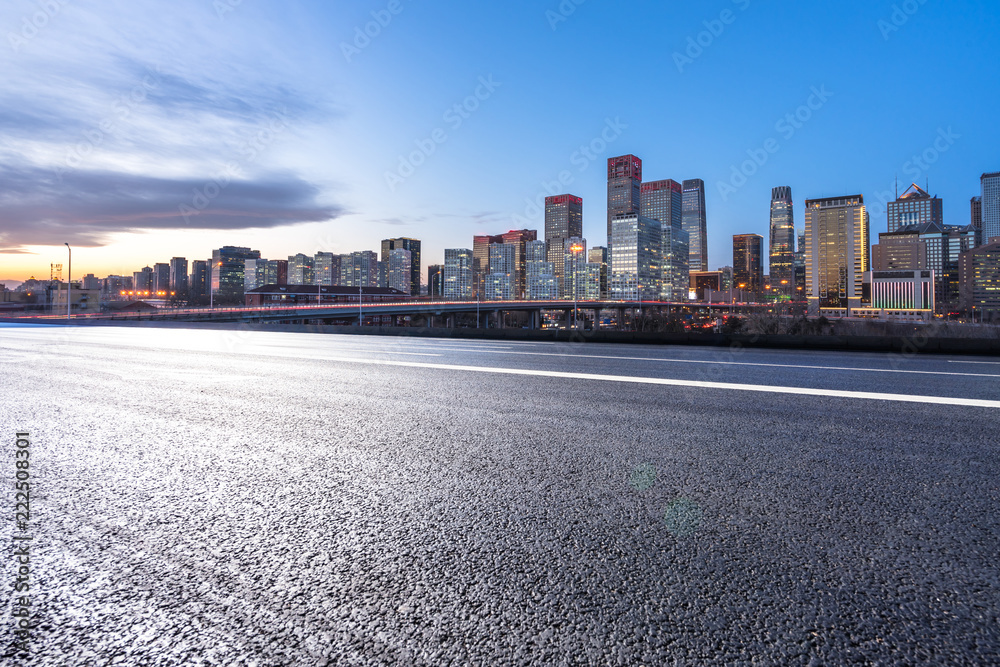 城市天际线的空柏油路