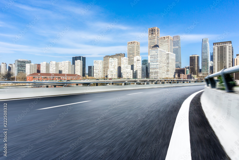 城市天际线的空柏油路