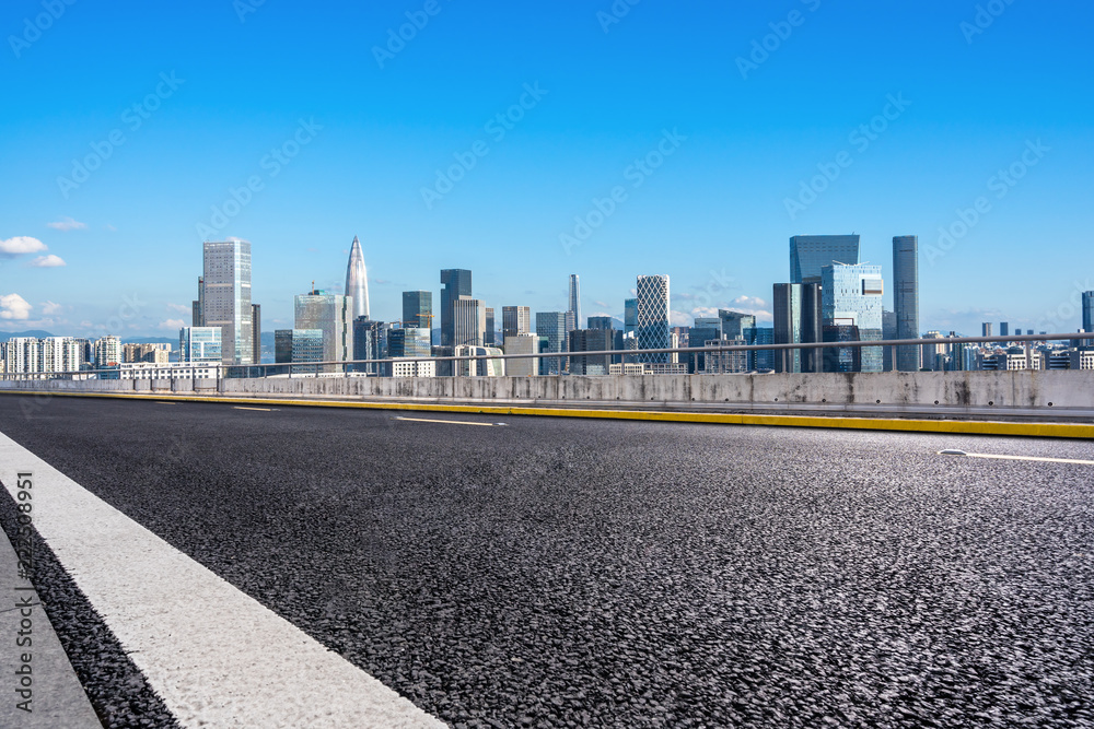 城市天际线的空柏油路