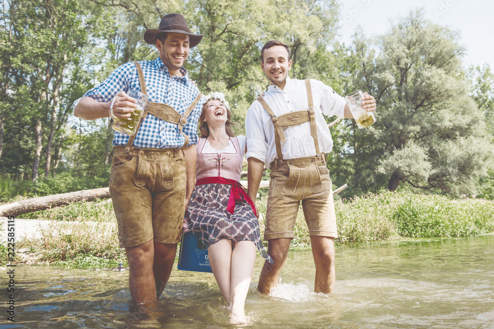 Lederhosen and Dirndl trinken Bier an der Isar啤酒节