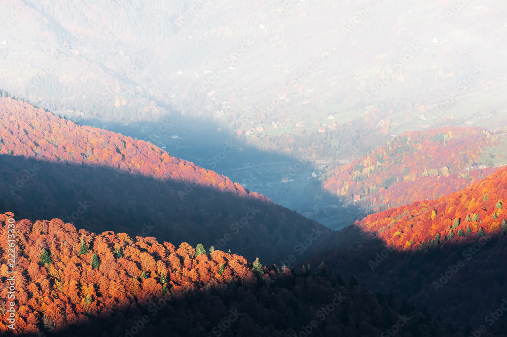 秋谷上令人惊叹的乡村景象。美妙的晨曦中的小山村。喀尔巴阡山