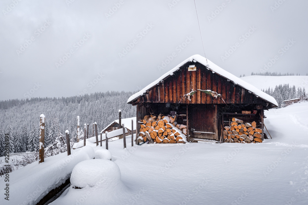 雪山木屋的奇妙冬季景观。圣诞假期概念。喀尔巴阡山