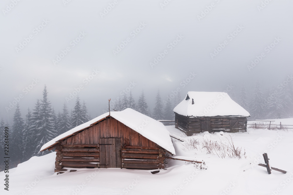 雪山木屋的奇妙冬季景观。圣诞假期概念。喀尔巴阡