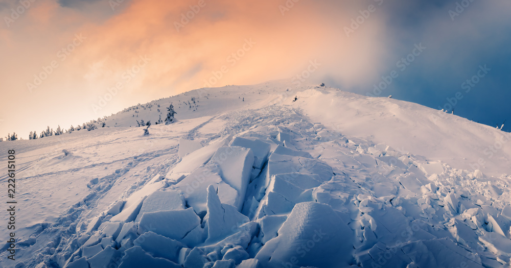 冬季山区雪崩。极端危险概念