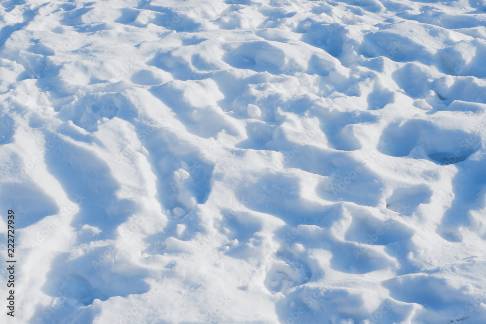 雪地里的脚印。雪地背景。