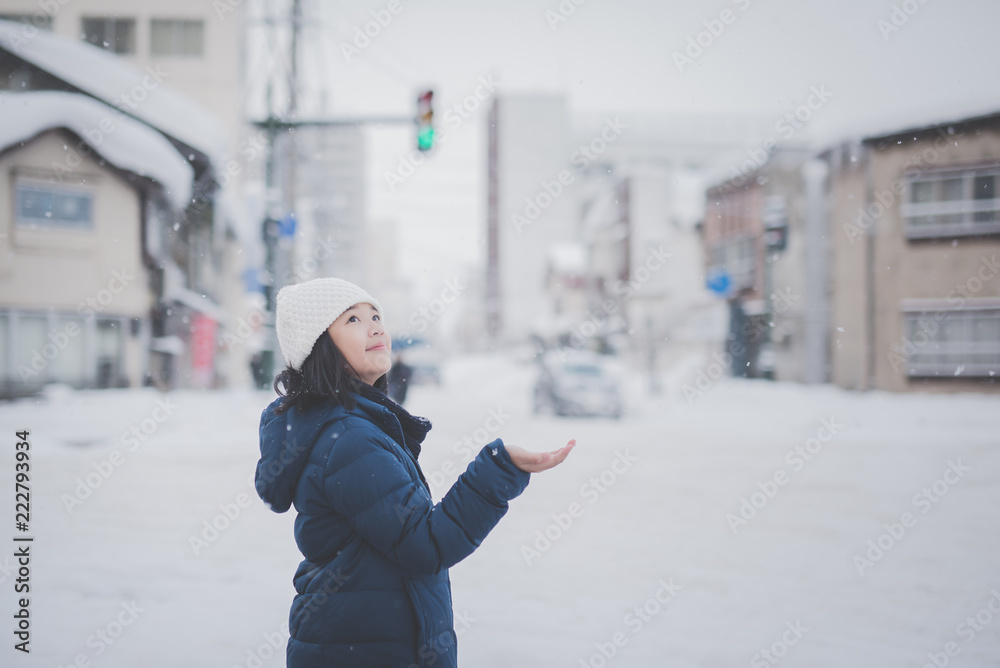 亚洲女孩享受降雪