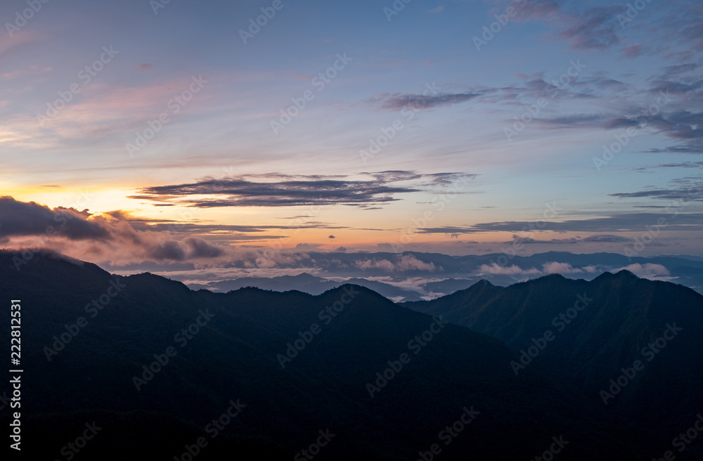 自然景观。山顶、阳光、薄雾和山脉。位于楠府的多伊府卡。