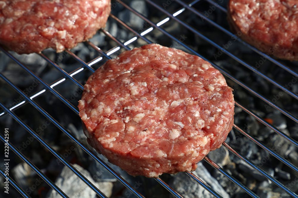 烧烤架上汉堡的生牛肉汉堡