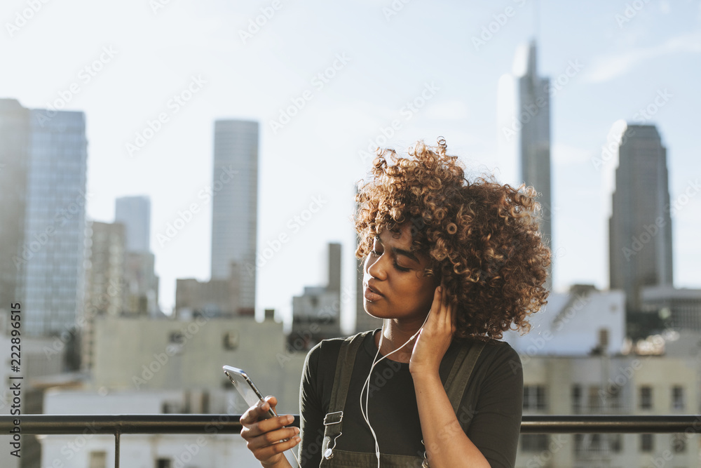 洛杉矶屋顶上的卷发女孩