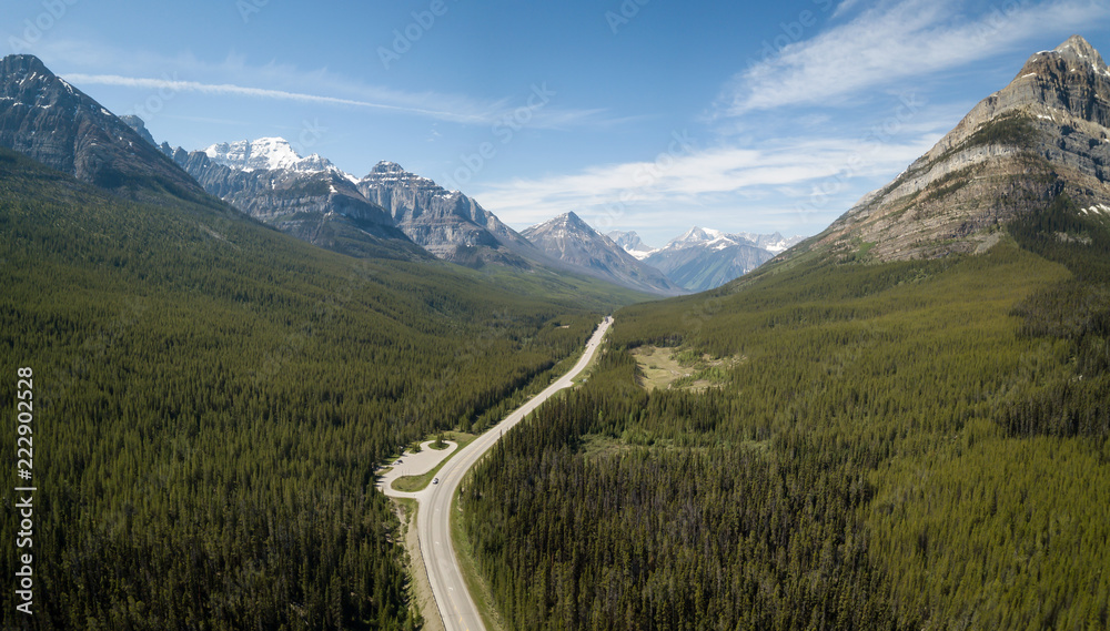 在阳光明媚的夏季，加拿大落基山脉风景优美的公路鸟瞰全景