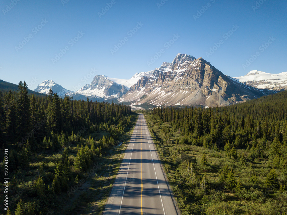 在充满活力的阳光明媚的夏季，鸟瞰加拿大落基山脉的一条风景优美的道路。在冰上拍摄