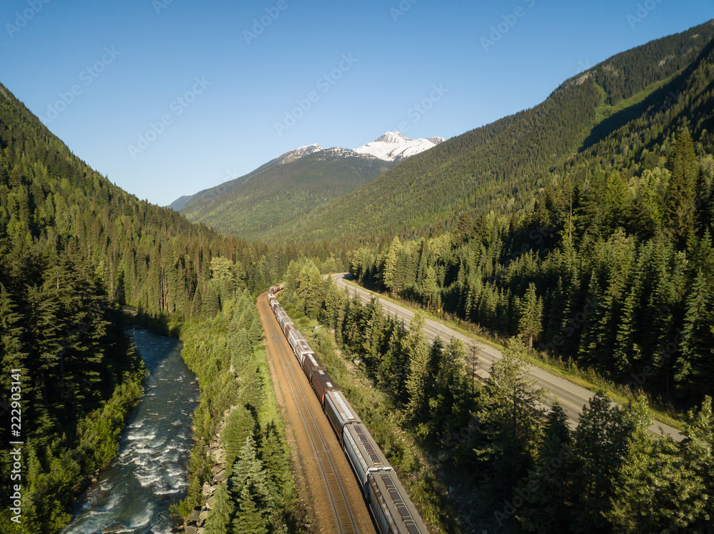 被美丽的加拿大山脉包围的山谷中风景优美的道路的鸟瞰图。