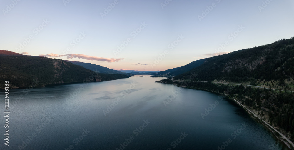 在充满活力的夏季日落期间，卡拉马尔卡湖的鸟瞰全景。位于基洛纳和维尔附近