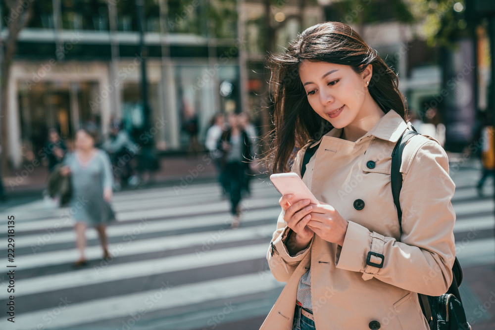 女人给朋友发信息