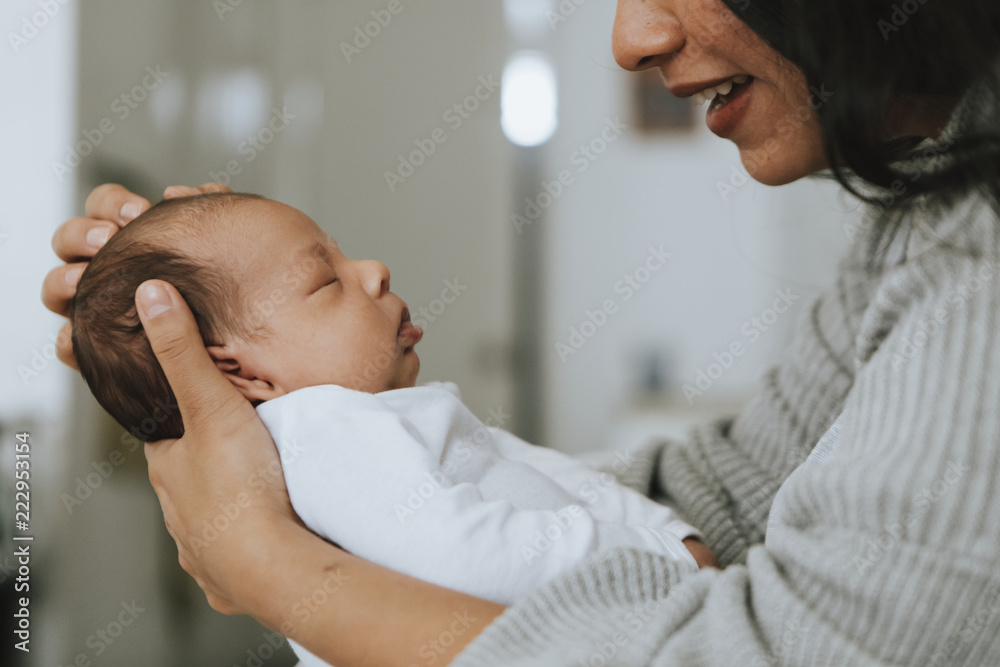 母亲抱着她的婴儿