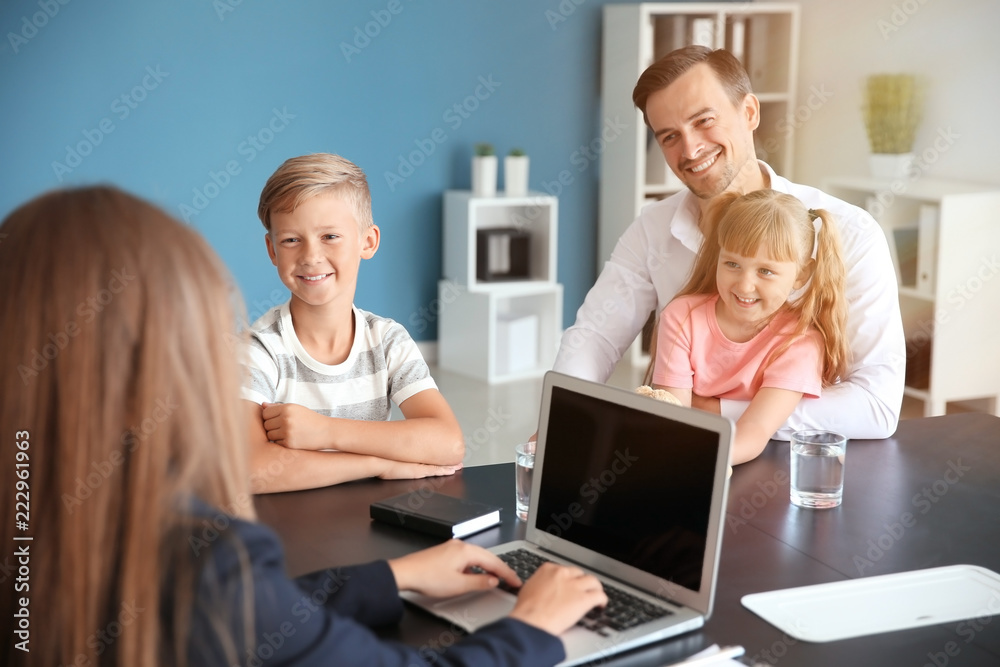 年轻人和他的孩子在学校会见女校长