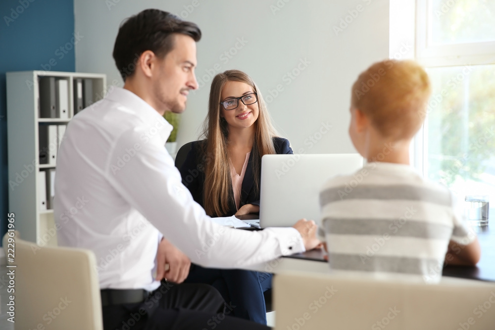 年轻人和他的儿子在学校会见女校长