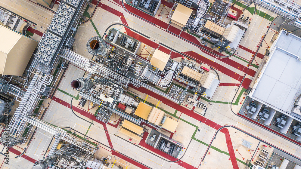 鸟瞰发电厂支持所有石油和天然气炼油厂形成工业区。