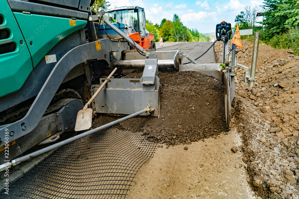 修复道路工程时，平整地面的特殊技术在道路上