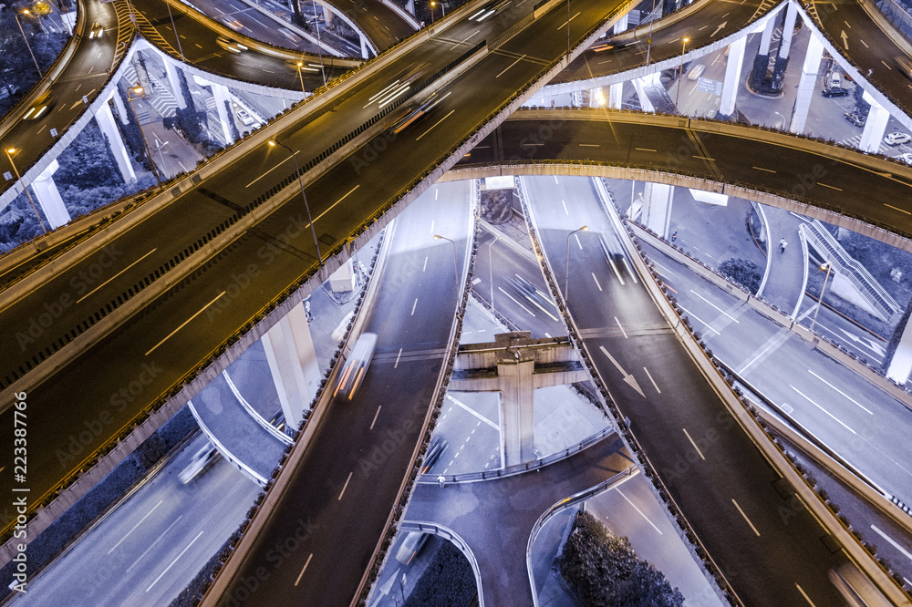 夜间公路立交鸟瞰图