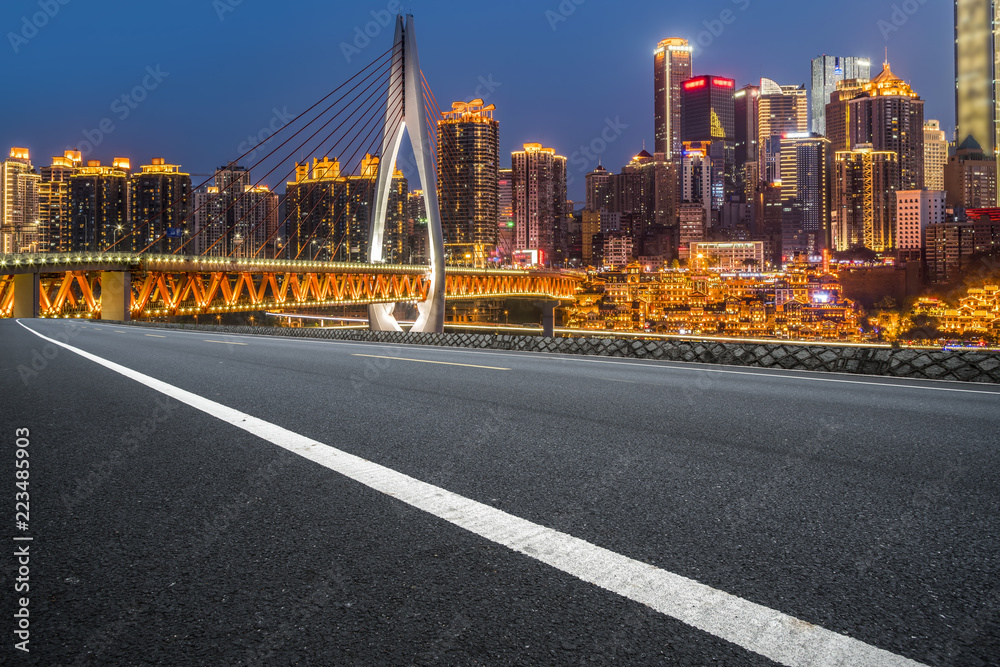 道路路面与重庆城市建筑天际线