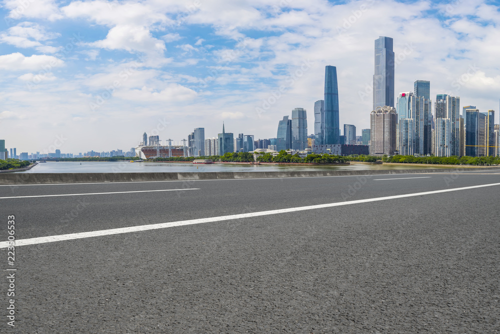 道路路面与广州城市建筑天际线