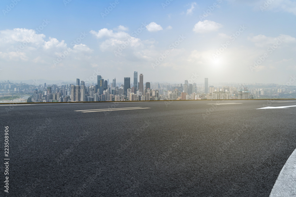 道路路面与重庆城市建筑天际线