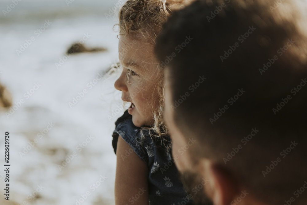 妈妈带着年幼的女儿在海滩上