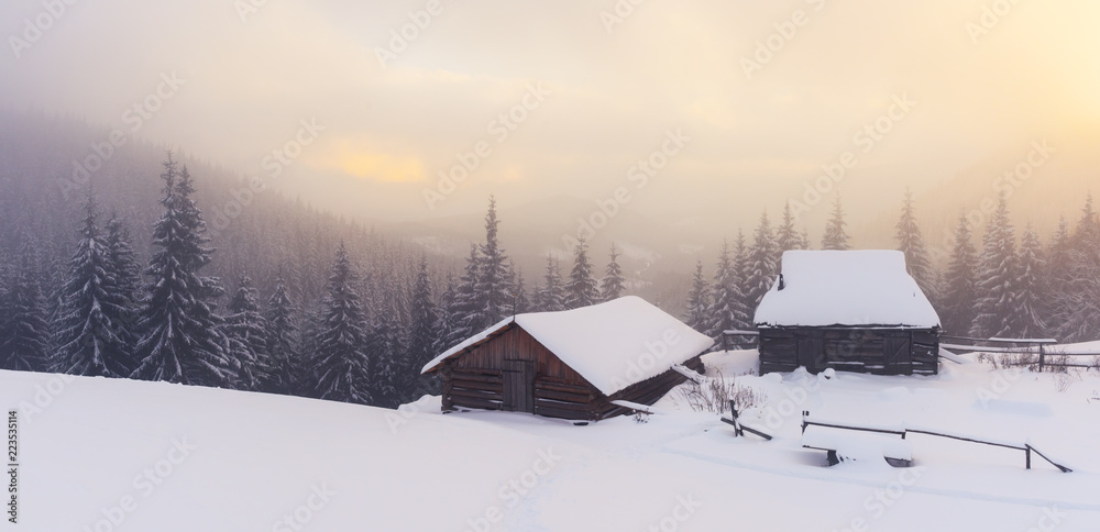 雪山木屋的奇妙冬季景观。圣诞假期概念。喀尔巴阡山